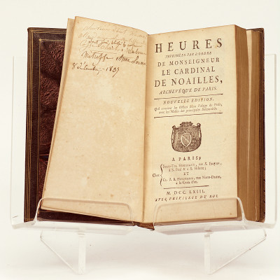 Heures imprimées par l'ordre de Monseigneur le Cardinal de Noailles, archevêque de Paris. Nouvelle édition, qui contient les Offices selon l'usage de Paris, avec les Messes des principales Solemnités. 