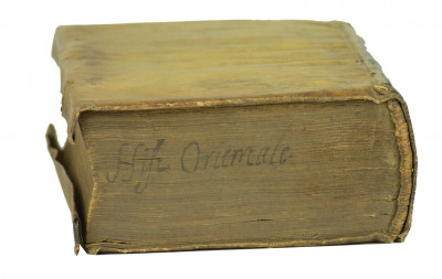 Histoire orientale des grans progres de l'Eglise Cathol. Apost. & Rom. en la reduction des anciens Chrestiens, dit de S. Thomas, de plusieurs autres Schismatiques & Heretiques a l'union de la vraye Eglise. Conversion encor des Mahometains, Mores et Payens. Par les bons devoirs du R. me & Illustr. me S.r Don Alexis de Meneses, de l'Ordre des Eremites de S. Augustin, Archevesque de Goa, & Primat de tout l'Orient. Composee en langue Portugaise par le R.P.F. Antoine Govea, & puis mise en Espagnol par venerable P. F. Francois Munoz, & tournee en Francois par F. Jean Baptiste de Glen. Relié à la suite : La messe des anciens Chrestiens, dicts de S. Thomas, en l'évesché d'Angamal és Indes Orientales : repurgée des erreurs et blasphemes du Nestoriasme. Traduite du Syriaque ou Surien en langue Latine. Y premise une Remonstrance Catholique aux peuples du Pays-Bas, des fruits et utilité de la precedente histoire, & de la messe subsequente : par Jean-Baptiste de Glen. 