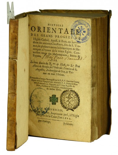 Histoire orientale des grans progres de l'Eglise Cathol. Apost. & Rom. en la reduction des anciens Chrestiens, dit de S. Thomas, de plusieurs autres Schismatiques & Heretiques a l'union de la vraye Eglise. Conversion encor des Mahometains, Mores et Payens. Par les bons devoirs du R. me & Illustr. me S.r Don Alexis de Meneses, de l'Ordre des Eremites de S. Augustin, Archevesque de Goa, & Primat de tout l'Orient. Composee en langue Portugaise par le R.P.F. Antoine Govea, & puis mise en Espagnol par venerable P. F. Francois Munoz, & tournee en Francois par F. Jean Baptiste de Glen. Relié à la suite : La messe des anciens Chrestiens, dicts de S. Thomas, en l'évesché d'Angamal és Indes Orientales : repurgée des erreurs et blasphemes du Nestoriasme. Traduite du Syriaque ou Surien en langue Latine. Y premise une Remonstrance Catholique aux peuples du Pays-Bas, des fruits et utilité de la precedente histoire, & de la messe subsequente : par Jean-Baptiste de Glen. 