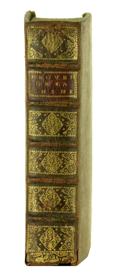 Relation abrégée de la nouvelle persécution de la Chine ; tirée de la relation composée à Macao par les Missionnaires de l'Ordre de Saint-Dominique, qui ont été chassés de cette mission. Traduite de l'italien. Sans lieu, sans nom, sans date. Relié à la suite : Extraits des relations et des lettres venuës de la Chine & de Macao à Rome, au mois de septembre 1711. Sans lieu, sans nom, sans date. Relié à la suite : Bref de nostre S. Père le Pape Clément XI aux religieux de l'Ordre des FF. Prêcheurs de la Province des Philippines, dans lequel il loüe les Missionnaires Dominicains de la Chine sur leur fidélité à soutenir l'autorité et la juridiction du Cardial de Tournon, & les congratule d'avoir souffert avec un courage et une confiance invincibles, les prisons, les exils, & plusieurs autres maux pour les intérêts de l'Église (1713). Relié à la suite : Oraison funèbre de l'éminentissime Charles-Thomas Maillard, cardinal de Tournon, légat apostolique dans la Chine et les Indes orientales prononcée dans la chapelle du Pape le 27 novembre 1711 par Monsieur Charles Majel. Avec des réflexions & explications, qui donnent une idée de la perfection & de la mort de ce pieux cardinal. Juxta exemplar Roma (1712). Relié à la Suite : Déclaration ou soumission du Révérendissime P. Michel-Ange Tambourin, Général de la Compagnie de Jésus, & des Jésuites assemblés à Rome l'an mil sept cens onze aux Décrets du Pape Clément XI qui condamnent les Cérémonies chinoises, avec quelques réflexions sur cette soumission, la Bulle du même Pape contre l'Évêque de Macao, & l'État présent de l'Église de la Chine (1712). Relié à la suite : Second décret de N. S. P. le Pape Clément XI sur l'affaire de la Chine. Du 25 septembre 1710. Qui confirme le premier décret de sa Sainteté de 1704 & le Mandement de M. le Cardinal de Tournon de 1707, & qui casse l'appel interjeté de ce mandement. Avec la déclaration que N. S. P. le Pape a faite du véritable sens de ses décrets, par la lettre de M. L'Assesseur du S. Office au Général des Jésuites, le 11 octobre 1710, &c. 