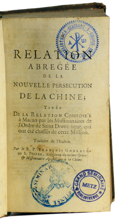 Relation abrégée de la nouvelle persécution de la Chine ; tirée de la relation composée à Macao par les Missionnaires de l'Ordre de Saint-Dominique, qui ont été chassés de cette mission. Traduite de l'italien. Sans lieu, sans nom, sans date. Relié à la suite : Extraits des relations et des lettres venuës de la Chine & de Macao à Rome, au mois de septembre 1711. Sans lieu, sans nom, sans date. Relié à la suite : Bref de nostre S. Père le Pape Clément XI aux religieux de l'Ordre des FF. Prêcheurs de la Province des Philippines, dans lequel il loüe les Missionnaires Dominicains de la Chine sur leur fidélité à soutenir l'autorité et la juridiction du Cardial de Tournon, & les congratule d'avoir souffert avec un courage et une confiance invincibles, les prisons, les exils, & plusieurs autres maux pour les intérêts de l'Église (1713). Relié à la suite : Oraison funèbre de l'éminentissime Charles-Thomas Maillard, cardinal de Tournon, légat apostolique dans la Chine et les Indes orientales prononcée dans la chapelle du Pape le 27 novembre 1711 par Monsieur Charles Majel. Avec des réflexions & explications, qui donnent une idée de la perfection & de la mort de ce pieux cardinal. Juxta exemplar Roma (1712). Relié à la Suite : Déclaration ou soumission du Révérendissime P. Michel-Ange Tambourin, Général de la Compagnie de Jésus, & des Jésuites assemblés à Rome l'an mil sept cens onze aux Décrets du Pape Clément XI qui condamnent les Cérémonies chinoises, avec quelques réflexions sur cette soumission, la Bulle du même Pape contre l'Évêque de Macao, & l'État présent de l'Église de la Chine (1712). Relié à la suite : Second décret de N. S. P. le Pape Clément XI sur l'affaire de la Chine. Du 25 septembre 1710. Qui confirme le premier décret de sa Sainteté de 1704 & le Mandement de M. le Cardinal de Tournon de 1707, & qui casse l'appel interjeté de ce mandement. Avec la déclaration que N. S. P. le Pape a faite du véritable sens de ses décrets, par la lettre de M. L'Assesseur du S. Office au Général des Jésuites, le 11 octobre 1710, &c. 