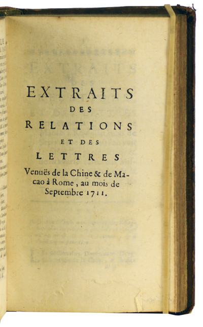 Relation abrégée de la nouvelle persécution de la Chine ; tirée de la relation composée à Macao par les Missionnaires de l'Ordre de Saint-Dominique, qui ont été chassés de cette mission. Traduite de l'italien. Sans lieu, sans nom, sans date. Relié à la suite : Extraits des relations et des lettres venuës de la Chine & de Macao à Rome, au mois de septembre 1711. Sans lieu, sans nom, sans date. Relié à la suite : Bref de nostre S. Père le Pape Clément XI aux religieux de l'Ordre des FF. Prêcheurs de la Province des Philippines, dans lequel il loüe les Missionnaires Dominicains de la Chine sur leur fidélité à soutenir l'autorité et la juridiction du Cardial de Tournon, & les congratule d'avoir souffert avec un courage et une confiance invincibles, les prisons, les exils, & plusieurs autres maux pour les intérêts de l'Église (1713). Relié à la suite : Oraison funèbre de l'éminentissime Charles-Thomas Maillard, cardinal de Tournon, légat apostolique dans la Chine et les Indes orientales prononcée dans la chapelle du Pape le 27 novembre 1711 par Monsieur Charles Majel. Avec des réflexions & explications, qui donnent une idée de la perfection & de la mort de ce pieux cardinal. Juxta exemplar Roma (1712). Relié à la Suite : Déclaration ou soumission du Révérendissime P. Michel-Ange Tambourin, Général de la Compagnie de Jésus, & des Jésuites assemblés à Rome l'an mil sept cens onze aux Décrets du Pape Clément XI qui condamnent les Cérémonies chinoises, avec quelques réflexions sur cette soumission, la Bulle du même Pape contre l'Évêque de Macao, & l'État présent de l'Église de la Chine (1712). Relié à la suite : Second décret de N. S. P. le Pape Clément XI sur l'affaire de la Chine. Du 25 septembre 1710. Qui confirme le premier décret de sa Sainteté de 1704 & le Mandement de M. le Cardinal de Tournon de 1707, & qui casse l'appel interjeté de ce mandement. Avec la déclaration que N. S. P. le Pape a faite du véritable sens de ses décrets, par la lettre de M. L'Assesseur du S. Office au Général des Jésuites, le 11 octobre 1710, &c. 