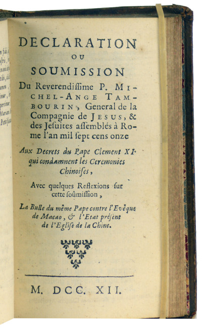 Relation abrégée de la nouvelle persécution de la Chine ; tirée de la relation composée à Macao par les Missionnaires de l'Ordre de Saint-Dominique, qui ont été chassés de cette mission. Traduite de l'italien. Sans lieu, sans nom, sans date. Relié à la suite : Extraits des relations et des lettres venuës de la Chine & de Macao à Rome, au mois de septembre 1711. Sans lieu, sans nom, sans date. Relié à la suite : Bref de nostre S. Père le Pape Clément XI aux religieux de l'Ordre des FF. Prêcheurs de la Province des Philippines, dans lequel il loüe les Missionnaires Dominicains de la Chine sur leur fidélité à soutenir l'autorité et la juridiction du Cardial de Tournon, & les congratule d'avoir souffert avec un courage et une confiance invincibles, les prisons, les exils, & plusieurs autres maux pour les intérêts de l'Église (1713). Relié à la suite : Oraison funèbre de l'éminentissime Charles-Thomas Maillard, cardinal de Tournon, légat apostolique dans la Chine et les Indes orientales prononcée dans la chapelle du Pape le 27 novembre 1711 par Monsieur Charles Majel. Avec des réflexions & explications, qui donnent une idée de la perfection & de la mort de ce pieux cardinal. Juxta exemplar Roma (1712). Relié à la Suite : Déclaration ou soumission du Révérendissime P. Michel-Ange Tambourin, Général de la Compagnie de Jésus, & des Jésuites assemblés à Rome l'an mil sept cens onze aux Décrets du Pape Clément XI qui condamnent les Cérémonies chinoises, avec quelques réflexions sur cette soumission, la Bulle du même Pape contre l'Évêque de Macao, & l'État présent de l'Église de la Chine (1712). Relié à la suite : Second décret de N. S. P. le Pape Clément XI sur l'affaire de la Chine. Du 25 septembre 1710. Qui confirme le premier décret de sa Sainteté de 1704 & le Mandement de M. le Cardinal de Tournon de 1707, & qui casse l'appel interjeté de ce mandement. Avec la déclaration que N. S. P. le Pape a faite du véritable sens de ses décrets, par la lettre de M. L'Assesseur du S. Office au Général des Jésuites, le 11 octobre 1710, &c. 