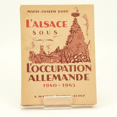 L'Alsace sous l'occupation allemande. 1940-1945. Avec 34 reproductions photographiques hors-texte. Illustrations et couverture de René Ehrmann. 