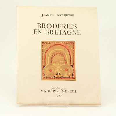 Broderies en Bretagne chez les Bigoudens. Illustré par Mathurin Méheut. 