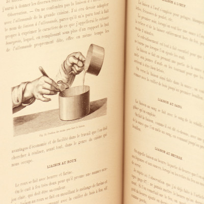 Le livre de cuisine par Jules Gouffé - ancien officier de bouche du jockey-club de Paris - comprenant la cuisine de ménage et la grande cuisine. Avec 25 planches imprimées en chromolithographie et 161gravures sur bois dessinées d'après nature par E. Ronjat. 