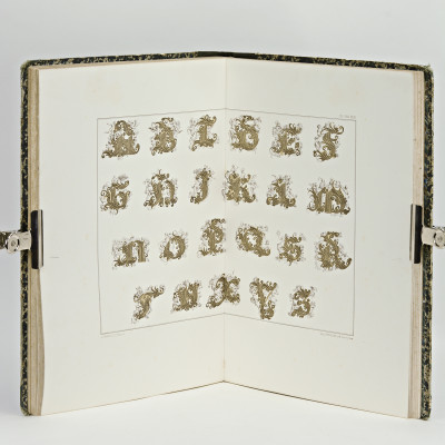 Lettres chiffres et armes tirés des principales bibliothèques de l'Europe, dessinés par MM. Silvestre et Paillet. 