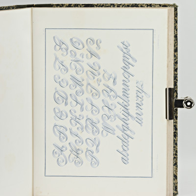 Lettres chiffres et armes tirés des principales bibliothèques de l'Europe, dessinés par MM. Silvestre et Paillet. 
