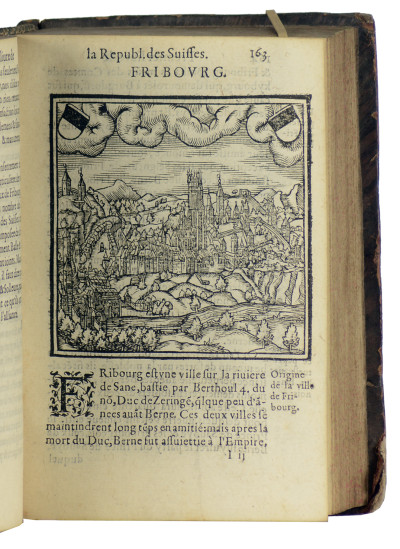 La République des Suisses. Comprise en deux livres, contenans le gouvernement de Suisse, l'état public des treize cantons & de leurs confederezl, en general & en particulier, leurs bailliages & iurisdictions, l'origine & les conditions de toutes leurs alliances, leurs batailles, victoires, conquestes, & autres gestes memorables, depuis l'Empereur Raoul de Habspourg, iusqu'à Charles V. Avec le portraict des villes des treize Cantons. 