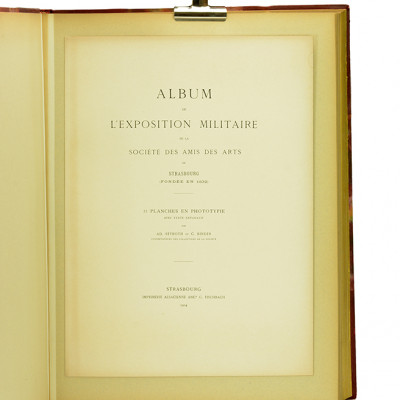 Album de l'Exposition militaire de la Société des amis des arts de Strasbourg. 33 planches en phototypie, avec texte explicatif. 