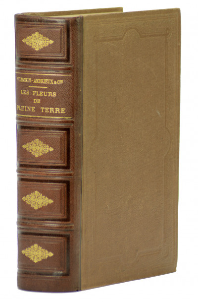 Les fleurs de pleine terre, comprenant la description et la culture des fleurs annuelles, bisannuelles, vivaces et bulbeuses de pleine terre, suivies de classements divers indiquant l'emploi de ces plantes, l'époque de leur semis ou plantation et de leur floraison ; de nombreux exemples d'ornementation pour corbeilles, plates-bandes, etc., par Vilmorin-Andrieux et Cie. Ainsi que des plans de jardins et de parcs paysagers ; avec notes explicatives et exemples de leur ornementation, par R. Éd. André. 