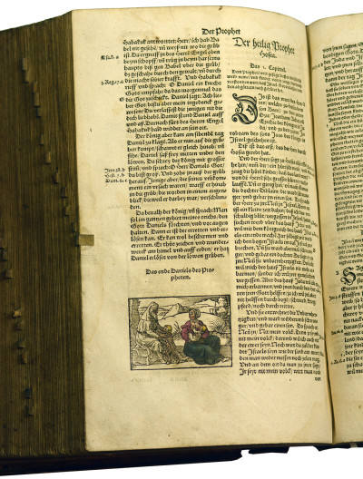 Bibell, Das ist, Alle bücher Alts vnd News Testaments nach alter, in Christlicher Kyrchen gehabter Translation, mit Auslegung etlicher dunckeler ort, vnd besserung vieler verruckter wort vnd sprüche Bibell, Das ist, Alle bücher Alts und News Testaments. 