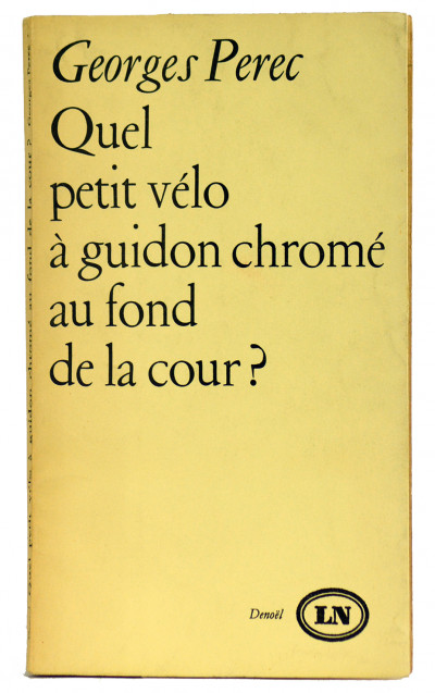 Quel petit vélo à guidon chromé au fond de la cour ? 