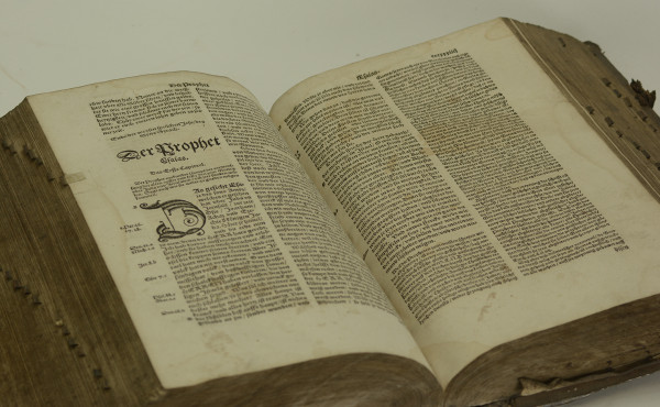 Bibell, Das ist, Alle bücher Alts vnd News Testaments nach alter, in Christlicher Kyrchen gehabter Translation, mit Auslegung etlicher dunckeler ort, vnd besserung vieler verruckter wort vnd sprüche Bibell, Das ist, Alle bücher Alts und News Testaments. 