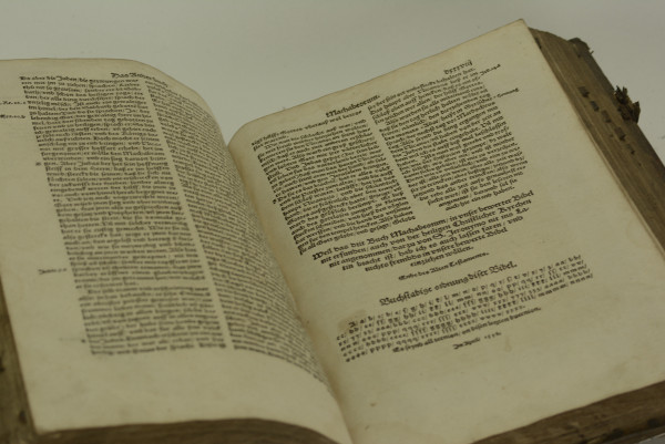 Bibell, Das ist, Alle bücher Alts vnd News Testaments nach alter, in Christlicher Kyrchen gehabter Translation, mit Auslegung etlicher dunckeler ort, vnd besserung vieler verruckter wort vnd sprüche Bibell, Das ist, Alle bücher Alts und News Testaments. 