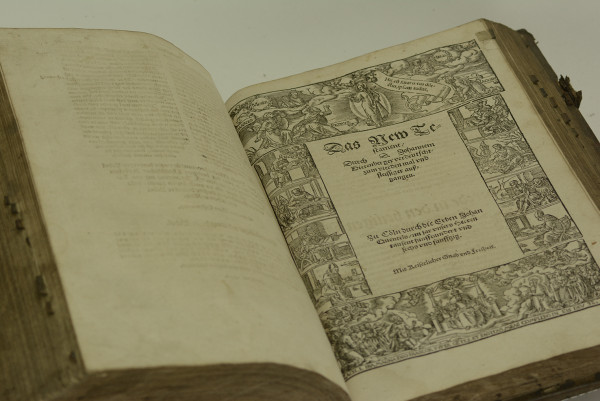 Bibell, Das ist, Alle bücher Alts vnd News Testaments nach alter, in Christlicher Kyrchen gehabter Translation, mit Auslegung etlicher dunckeler ort, vnd besserung vieler verruckter wort vnd sprüche Bibell, Das ist, Alle bücher Alts und News Testaments. 