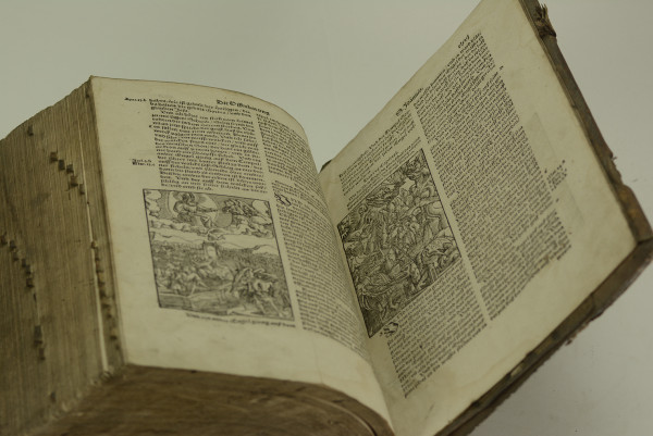 Bibell, Das ist, Alle bücher Alts vnd News Testaments nach alter, in Christlicher Kyrchen gehabter Translation, mit Auslegung etlicher dunckeler ort, vnd besserung vieler verruckter wort vnd sprüche Bibell, Das ist, Alle bücher Alts und News Testaments. 
