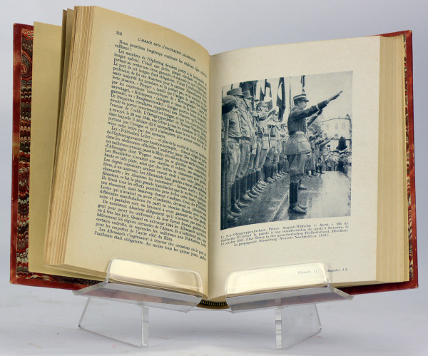 L'Alsace sous l'occupation allemande. 1940-1945. Avec 34 reproductions photographiques hors-texte. Illustrations et couverture de René Ehrmann. 