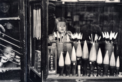 La Chine dans un miroir. Illustrations photographiques de W. Bischof, H. Cartier-Bresson, Pierre Chadourne, Denise Colomb, E. de Montmollin, Pierre Verger et l'auteur. Illustrations littéraires traduites du chinois par Hsou Lien-Tuan et l'auteur. 