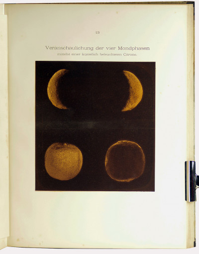 Atlas des Sonnensystems. 25 Abbildungen in Lichtdruck. Erläuternder Text von Professor Dr. W. Valentiner. 