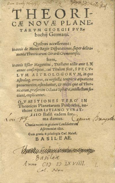 Theoricæ novæ planetarvm Georgii Pvrbachii Germani. Quibus accesserunt : Joannis de Monte Regio Disputationes, super deliramenta theoricarum Gerardi Cremonensis. Item, Joannis E?ler Maguntini, Tractatus utilis ante LX annos conscriptus, cui titulum fecit, Specvlvm astrologorvm, in quo astrolog. errores, ex neglecta temporis æquatione prouenientes, ostenduntur, & multa quæ ad Theoricarum, præsertim octauæ sphæræ, intellectum faciunt, explicantur. Qvaestiones verò in Theoricas planetarum Purbachii, authore Christiano Wrstisio Basil. eadem forma damus. Omnia recens in gratiam candidatorum astronomiæ edita. RELIÉ À LA SUITE : Quaestiones nouae in Theoricas novas planetarvm, doctissimi mathematici Georgii Pvrbachii germani, quæ astronomiæ sacris initiatis prolixi commentarii uicem explere possint, unà cum elegantibus figuris & isagogica præfatione. Authore Christiano Vvrstisio, mathematicarum apud inclytam Basileam professoree. 