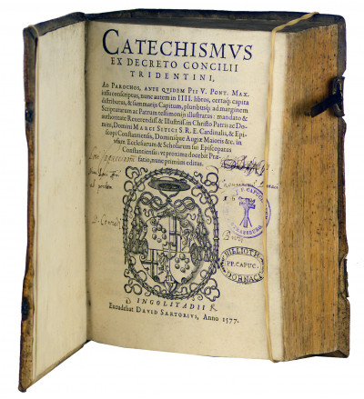 Catechismus ex decreto concilii tridentini, ad parochos, ante quidem Pii V. Pont. Max. iussu conscriptus, nunc autem in III. libros, certaq ; capita distributus, & summariis capitum, pluribusq ; ad marginem scripturarum ac patrum testimoniis illustratus : mandato & authoritate reverendiss. & illustriss. in christo patris ac domini, domini Marci Sitici S. R. E. cardinalis, & episcopi Constantiensis, dominique Augiae Maioris &c. in usum ecclesiarum & scholarum fui episcopatus constantiensis ; ut proxima docebit praefatio, nunc primùm editus. 