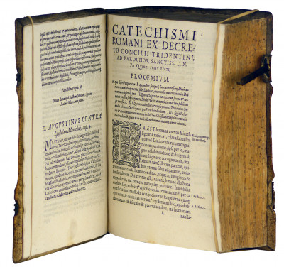 Catechismus ex decreto concilii tridentini, ad parochos, ante quidem Pii V. Pont. Max. iussu conscriptus, nunc autem in III. libros, certaq ; capita distributus, & summariis capitum, pluribusq ; ad marginem scripturarum ac patrum testimoniis illustratus : mandato & authoritate reverendiss. & illustriss. in christo patris ac domini, domini Marci Sitici S. R. E. cardinalis, & episcopi Constantiensis, dominique Augiae Maioris &c. in usum ecclesiarum & scholarum fui episcopatus constantiensis ; ut proxima docebit praefatio, nunc primùm editus. 