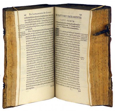 Catechismus ex decreto concilii tridentini, ad parochos, ante quidem Pii V. Pont. Max. iussu conscriptus, nunc autem in III. libros, certaq ; capita distributus, & summariis capitum, pluribusq ; ad marginem scripturarum ac patrum testimoniis illustratus : mandato & authoritate reverendiss. & illustriss. in christo patris ac domini, domini Marci Sitici S. R. E. cardinalis, & episcopi Constantiensis, dominique Augiae Maioris &c. in usum ecclesiarum & scholarum fui episcopatus constantiensis ; ut proxima docebit praefatio, nunc primùm editus. 