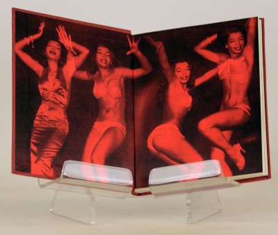 Histoire et philosophie du strip-tease. Essai sur l'érotisme au Music-Hall. Photographies de Roland Carré. Préface de Edmond Heuzé. 
