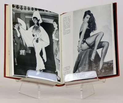 Histoire et philosophie du strip-tease. Essai sur l'érotisme au Music-Hall. Photographies de Roland Carré. Préface de Edmond Heuzé. 