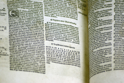 Biblia cum summariorum apparatu pleno quadruplicique repertorio insignita. 