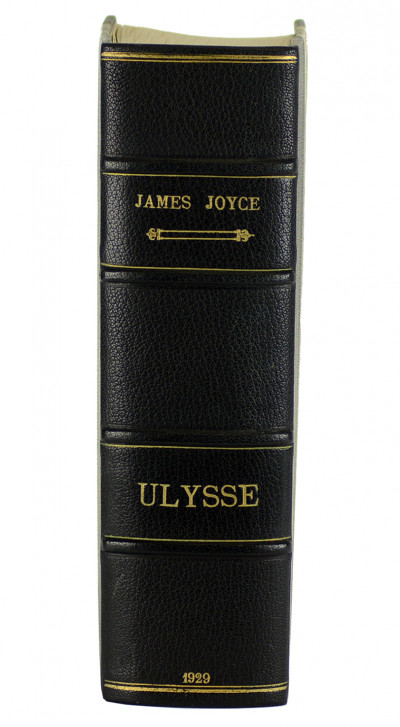 Ulysse. Traduction française intégrale de M. Auguste Morel, assisté par M. Stuart Gilbert, entièrement revue par Valery Larbaud avec la collaboration de l'auteur. 