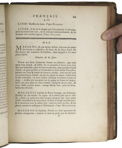 Le Cannameliste Français, ou Nouvelle instruction pour ceux qui désirent d’apprendre l’office, rédigé en forme de dictionnaire, contenant les noms, les descriptions, les usages, les choix & les principes de tout ce qui se pratique dans l’Office, l’explication de tous les termes dont on se sert ; avec la manière de dessiner & de former toutes sortes de contours de Tables & de Dormants. Enrichi de planches en taille-douce. Par le Sieur Gilliers, Chef d'Office, & Distillateur de Sa Majesté le Roi de Pologne, Duc de Lorraine & de Bar. 