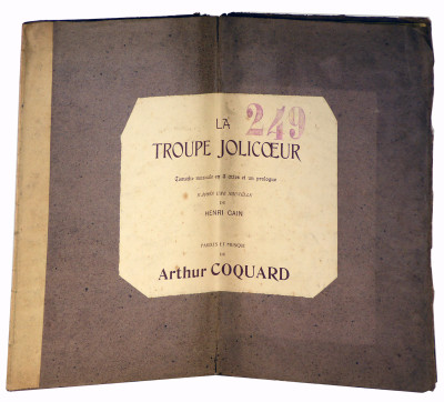 Quatre dessins originaux pour illustrer "La troupe Jolicœur", comédie musicale en un prologue et trois actes d'après une nouvelle d’Henri Cain, poème et musique d’Arthur Coquard. 