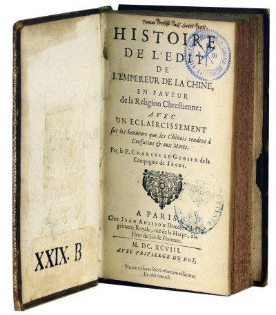 Histoire de l'Édit de l'Empereur de la Chine en faveur de la religion chrétienne : avec un éclaircissement sur les honneurs que les Chinois rendent à Confucius et aux Morts. 