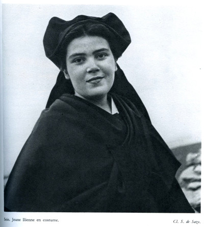 Les îles de l'Armor. Avec des dessins et seize hors-texte en couleurs de Mathurin Méheut et cent héliogravures. 