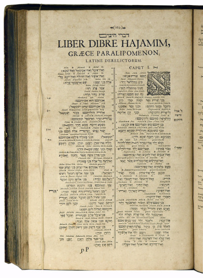 Novum Testamentum graecum, cum vulgata interpretatione latina graeci contextus lineis insertis [sic] : quae quidem interpretatio cùm à graecarum dictionum proprietate discedit, sensum, videlicet, magis quàm verba exprimens, in margine libri est collocata : atque alia Ben. Ariae Montani Hispalensis operâ è verbo reddita, ac diverso characterum genere distincta, in ejus est substituta locum. Accesserunt & huic editioni libri graecè scripti, qui vocantur Apocryphi ; cum interlineari interpretatione latina ex Bibliis Complutensibus deprompta. RELIÉ À LA SUITE : Biblia Universa. Et Hebraica Quidem : Cum Latina Interpretatione Xantis Pagnini Lucensis : Benedicti Ariae Montani Hispal. Et Quorundam aliorum Collato studio ad Hebraicam dictionem diligentissime expensa. 