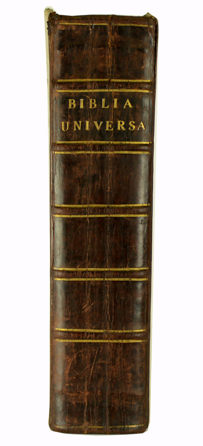 Novum Testamentum graecum, cum vulgata interpretatione latina graeci contextus lineis insertis [sic] : quae quidem interpretatio cùm à graecarum dictionum proprietate discedit, sensum, videlicet, magis quàm verba exprimens, in margine libri est collocata : atque alia Ben. Ariae Montani Hispalensis operâ è verbo reddita, ac diverso characterum genere distincta, in ejus est substituta locum. Accesserunt & huic editioni libri graecè scripti, qui vocantur Apocryphi ; cum interlineari interpretatione latina ex Bibliis Complutensibus deprompta. RELIÉ À LA SUITE : Biblia Universa. Et Hebraica Quidem : Cum Latina Interpretatione Xantis Pagnini Lucensis : Benedicti Ariae Montani Hispal. Et Quorundam aliorum Collato studio ad Hebraicam dictionem diligentissime expensa. 