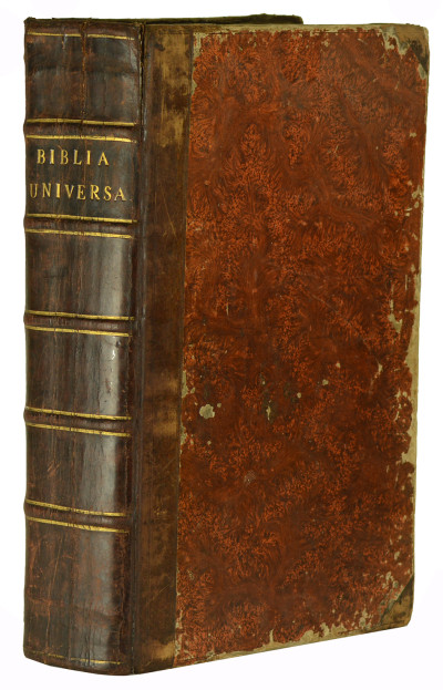 Novum Testamentum graecum, cum vulgata interpretatione latina graeci contextus lineis insertis [sic] : quae quidem interpretatio cùm à graecarum dictionum proprietate discedit, sensum, videlicet, magis quàm verba exprimens, in margine libri est collocata : atque alia Ben. Ariae Montani Hispalensis operâ è verbo reddita, ac diverso characterum genere distincta, in ejus est substituta locum. Accesserunt & huic editioni libri graecè scripti, qui vocantur Apocryphi ; cum interlineari interpretatione latina ex Bibliis Complutensibus deprompta. RELIÉ À LA SUITE : Biblia Universa. Et Hebraica Quidem : Cum Latina Interpretatione Xantis Pagnini Lucensis : Benedicti Ariae Montani Hispal. Et Quorundam aliorum Collato studio ad Hebraicam dictionem diligentissime expensa. 