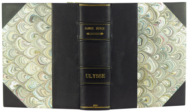 Ulysse. Traduction française intégrale de M. Auguste Morel, assisté par M. Stuart Gilbert, entièrement revue par Valery Larbaud avec la collaboration de l'auteur. 