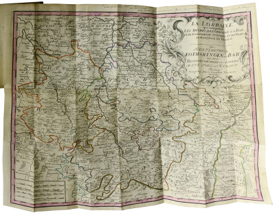 Kurtze doch gründliche Historie des Hertzogthums Lothringen von den Zeiten der Römer an biß auf den letzten Friedens-Schluß von Anno MD CC XXXVIII. worinnen man dieses Landes offt veränderten Zustand und die merckwürdigsten Zufälle die sich darinnen zugetragen gantz unpartheyisch erzehlet. nebst einer gantz neuen Geographischen Beschreibung aller darinnen befindlichen Städte, Vestungen Schlößer und Flüssen nach Anleitung einer hierzu verfertigten accuraten Charte ans Licht gestellet von M. I. F. S. L. Occ. Prof. 