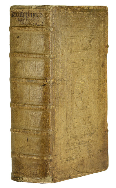 New vollkommen Kräuter-Buch, darinnen uber 3000 Kräuter, mit schönen und kunstlichen Figuren, auch deren Underscheid und Wirckung, sampt ihren Namen in mancherley Spraachen, beschrieben (…) vormahls durch (…) gebessert. Jetzt widerumb auffs newe übersehen (…) durch Hieronymum Bauhinum. Mit gest. figürlicher Titelbordüre und über 2400 Pflanzenholzschnitten. 