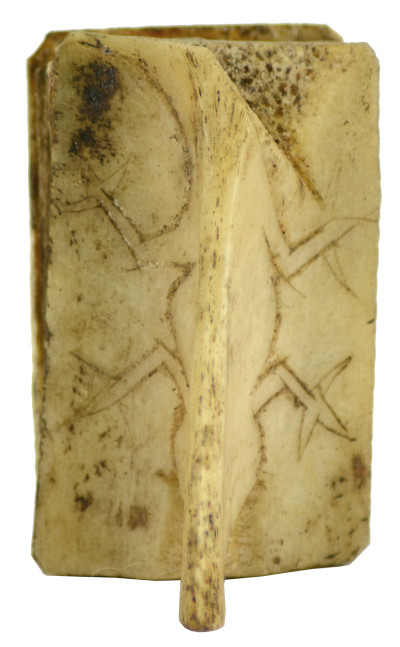 Manuscrit rituel et divinatoire sur écorce, illustré en noir et rouge. 