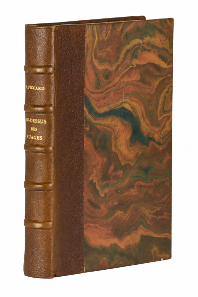 Au-dessus des nuages. Orné de 32 pages en héliogravure. 