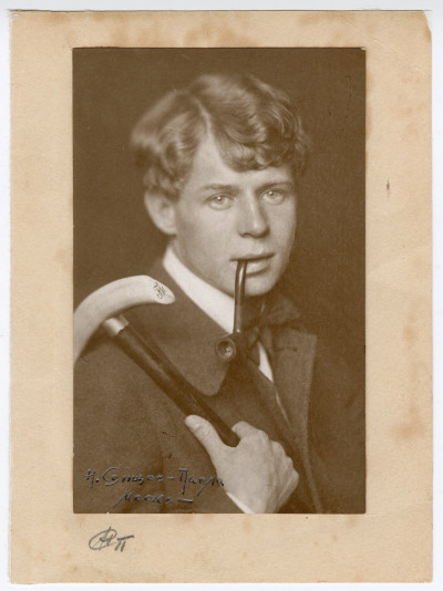 Portrait photographique de Sergueï Essenine à la pipe et à la canne. 