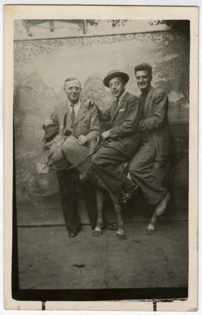 Jacques Prévert, Paul Grimault et Villand à la fête foraine. 