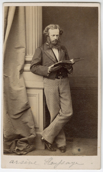 Arsène Houssaye. Portrait en pied, un livre à la main. 