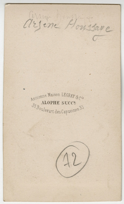 Arsène Houssaye. Portrait en pied, un livre à la main. 