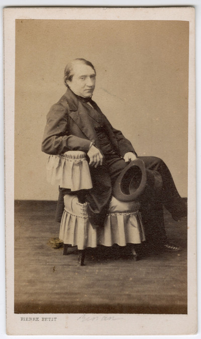 Ernest Renan. Portrait assis, un chapeau sur les genoux. 