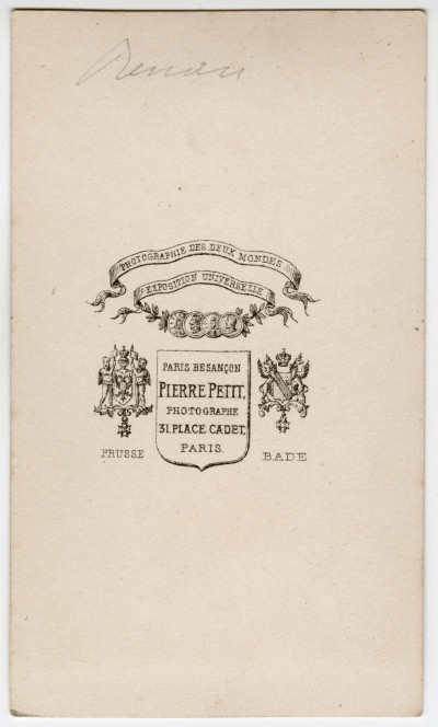 Ernest Renan. Portrait assis, un chapeau sur les genoux. 
